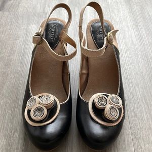 Le Artiste Spring Step -42/11 US block heel black and cream Leather/flower pumps